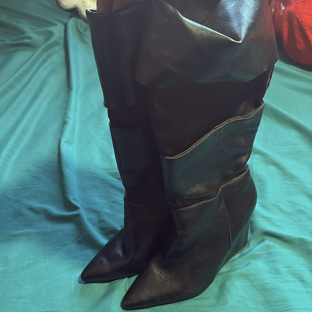 Sexy black boots!